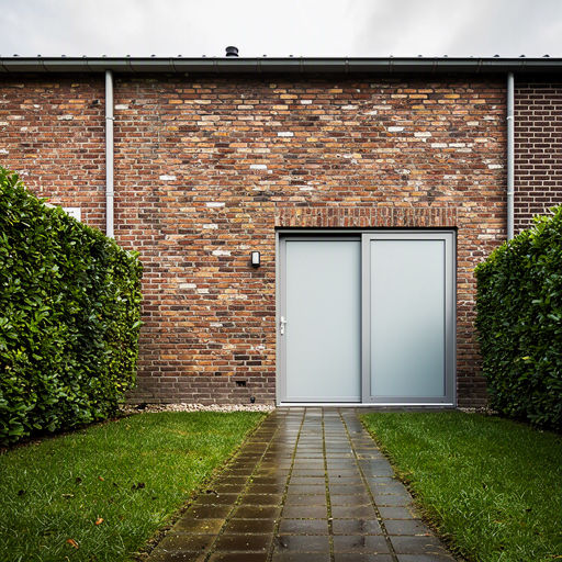 Monteur plaatst een kunststof schuifpui bij een woning in Brunssum