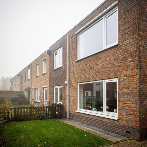 Antraciet kunststof kozijnen aan een gerenoveerd jaren 30-huis